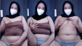 Zira Hijab Ngangkang Elus Memek Mango Video by Indo18