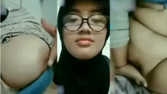 Hijab Kacamata Pamer Meki OmeTV Video by BebasIndo